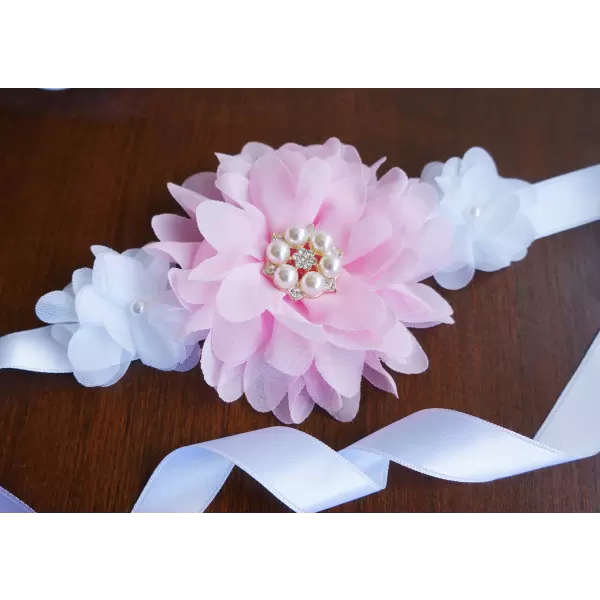 Accessory with flowers in pink and white