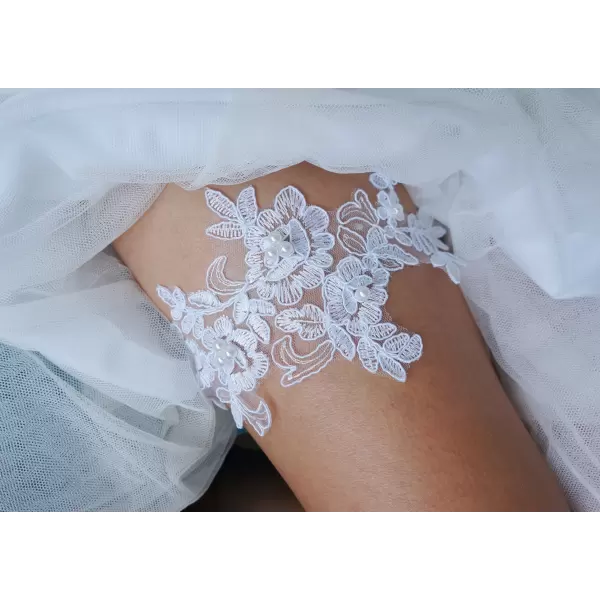 White wedding lace garter with pearls